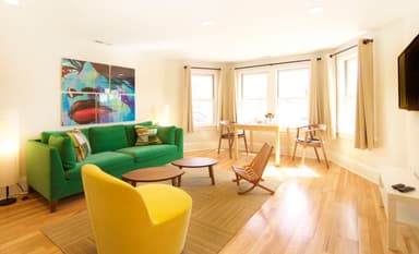 Dog-friendly Downton Annie #4 in the heart of Downtown 20% Discount Code GOLOCAL20